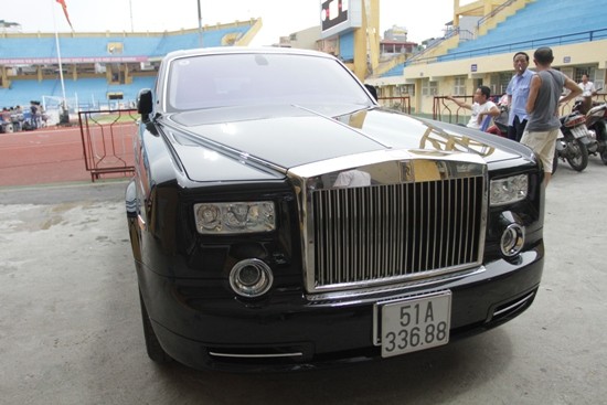 Một số cầu thủ CLB bóng đá Hà Nội đã lên tiếng xác nhận chiếc xe siêu sang Phantom Rồng là của bầu Kiên.